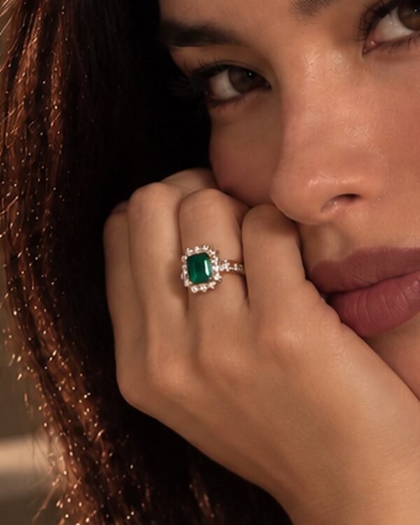 Anillo de esmeralda con halo de diamantes