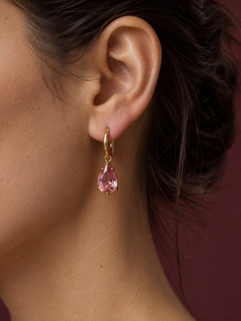 Aro de oro con una gema rosa en forma de gota
